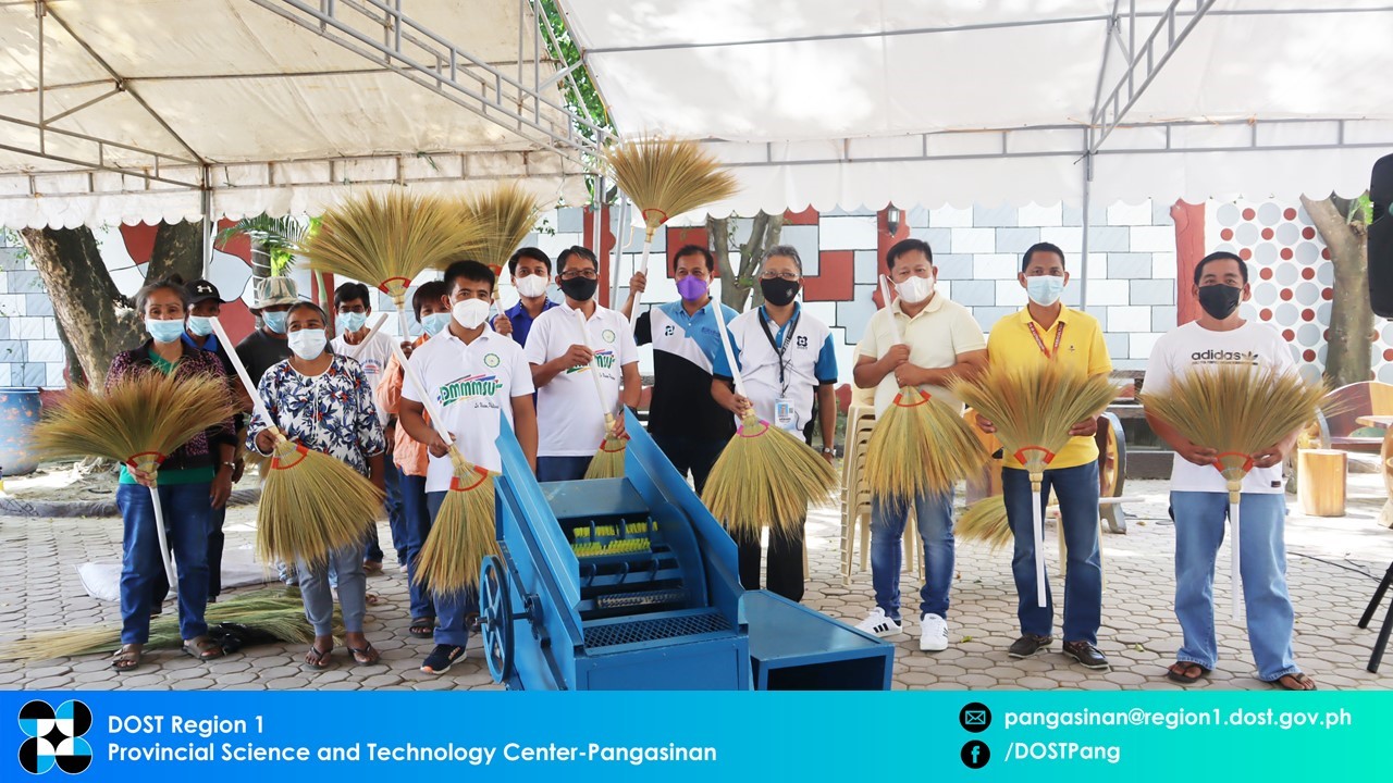 DOST-I awards Tiger Grass Depollinator to Pangasinan broom makers image